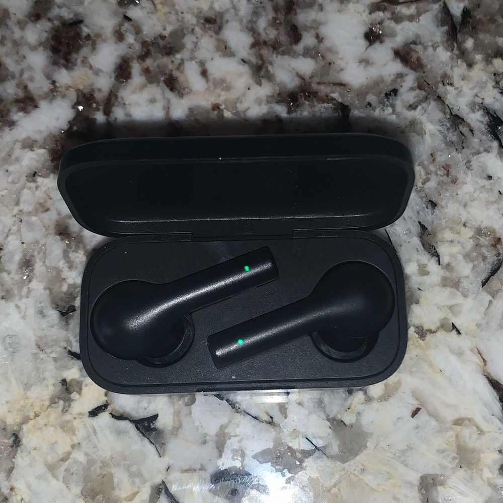 Black Wireless Earbuds w/ Charging USB